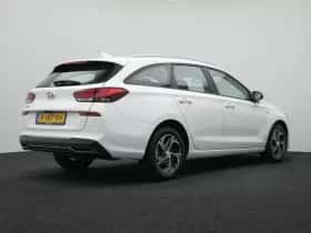 Hyundai i30 (2022) thumbnail 2