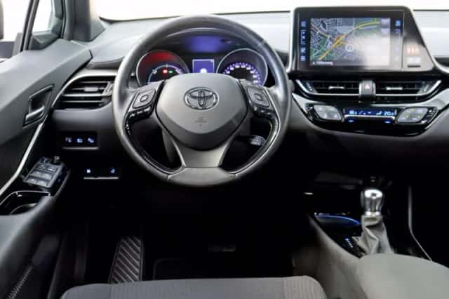 Toyota C-HR (2019) thumbnail 3