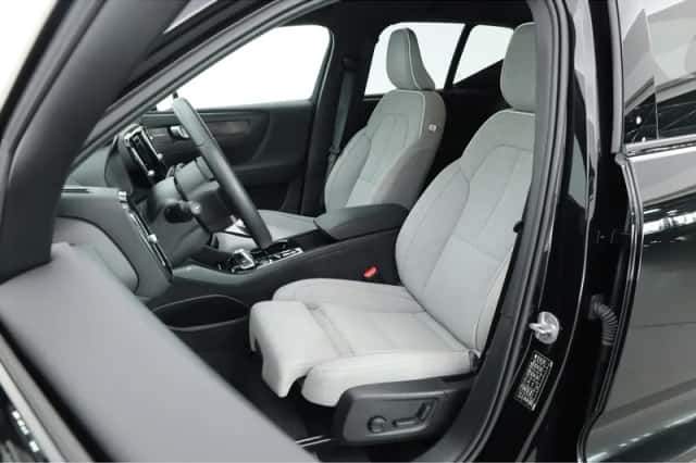 Volvo XC40 (2023) thumbnail 3