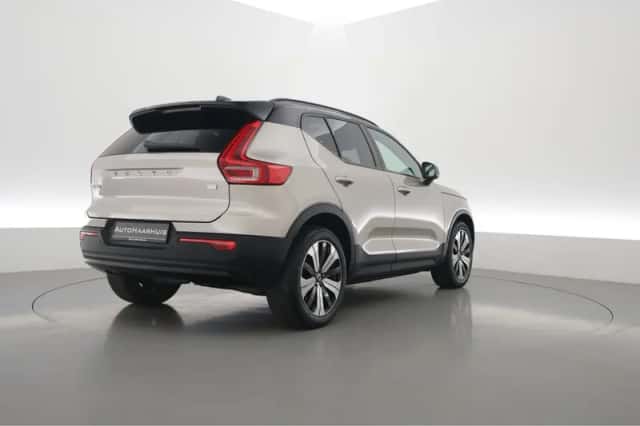 Volvo XC40 (2023) thumbnail 2