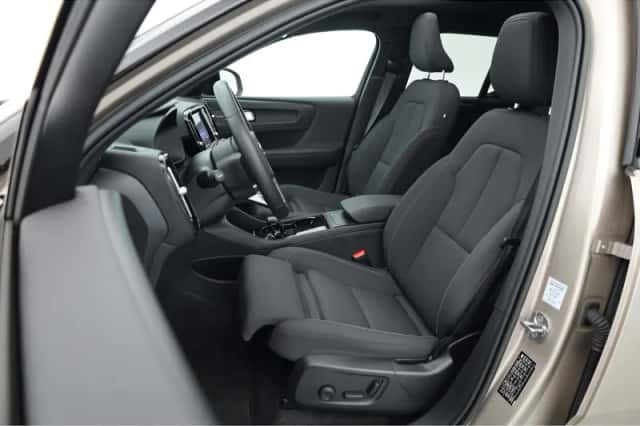 Volvo XC40 (2023) thumbnail 3
