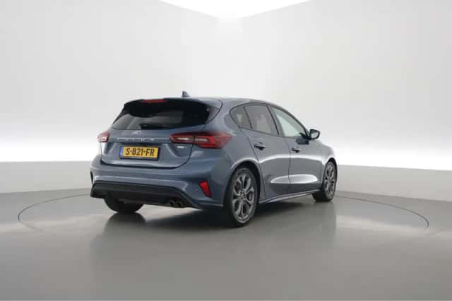 Ford Focus (2022) thumbnail 2