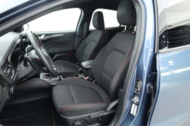 Ford Focus (2022) thumbnail 3