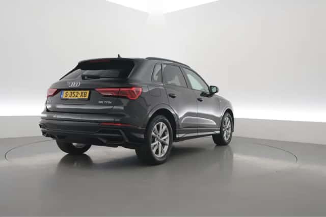 Audi Q3 (2022) thumbnail 2