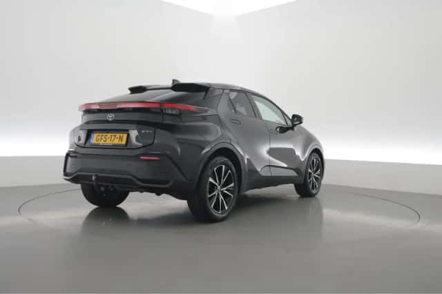 Toyota C-HR (2024) thumbnail 2