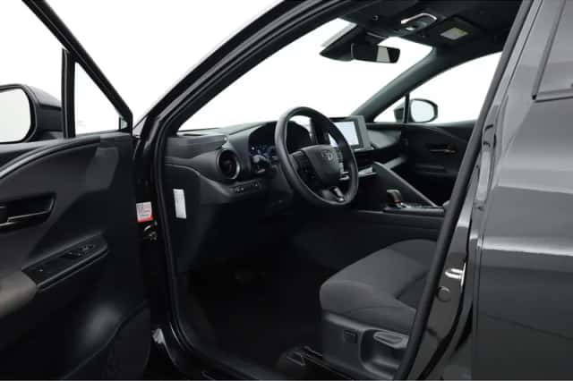 Toyota C-HR (2024) thumbnail 5