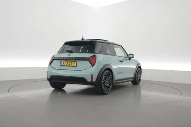 MINI Cooper (2025) thumbnail 2