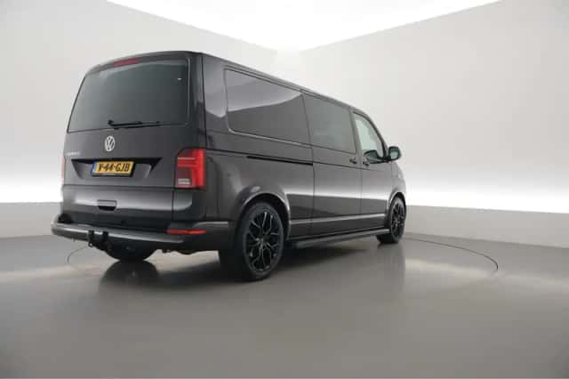 Volkswagen Transporter (2024) thumbnail 2