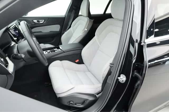 Volvo V60 (2022) thumbnail 3