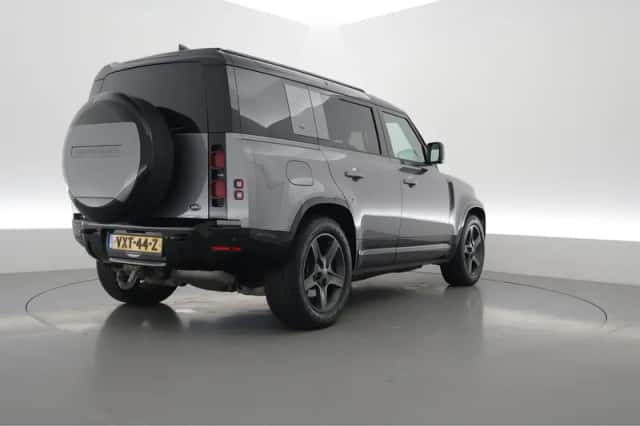 Land Rover Defender (2023) thumbnail 2