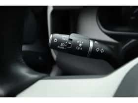 Land Rover Defender (2023) thumbnail 11