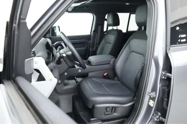 Land Rover Defender (2023) thumbnail 3