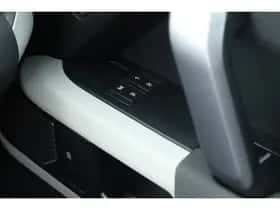 Land Rover Defender (2023) thumbnail 36