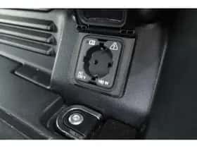 Land Rover Defender (2023) thumbnail 40