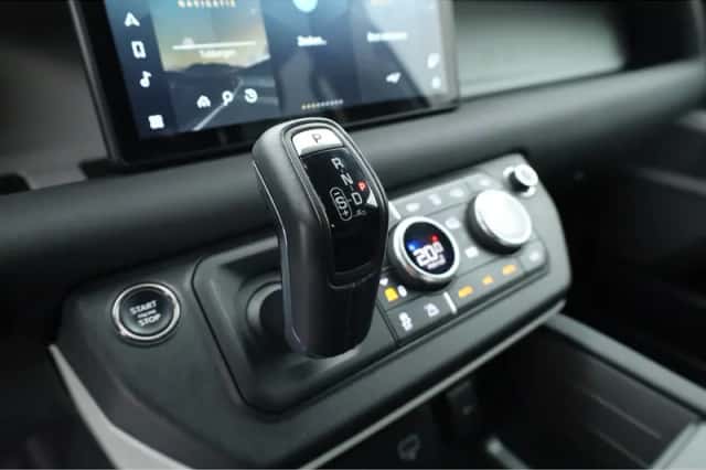 Land Rover Defender (2023) thumbnail 6