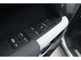 Land Rover Defender (2023) thumbnail 7