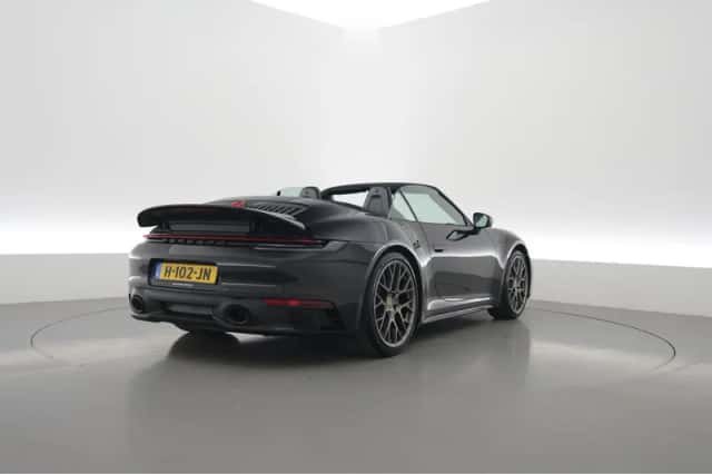 Porsche 911 (2020) thumbnail 2