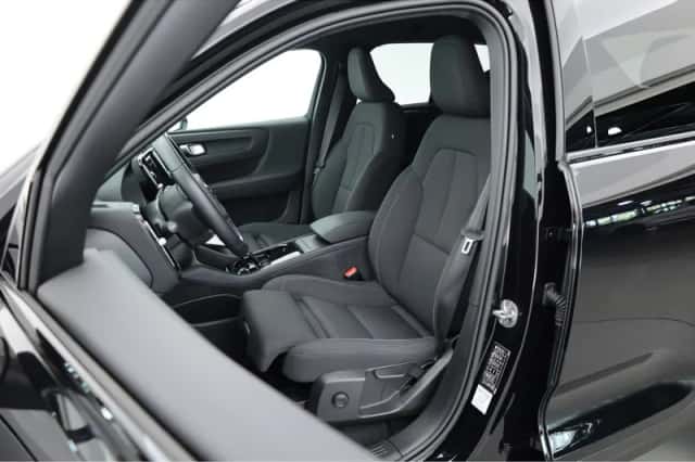 Volvo XC40 (2023) thumbnail 3