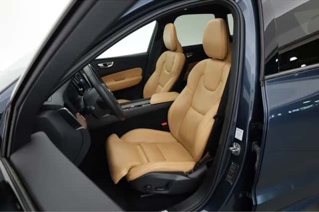Volvo XC60 (2023) thumbnail 3