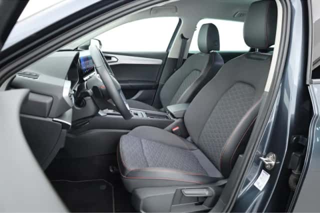 SEAT Leon (2023) thumbnail 3