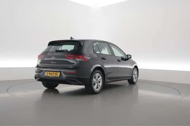 Volkswagen Golf (2024) thumbnail 2