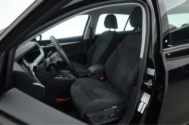 Volkswagen Golf (2024) thumbnail 4