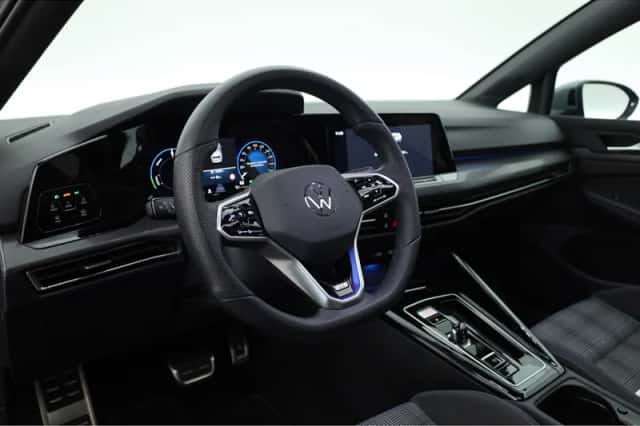 Volkswagen Golf (2023) thumbnail 5