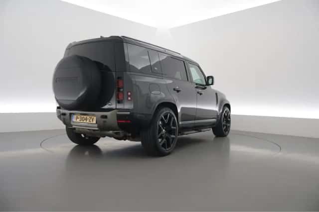 Land Rover Defender (2022) thumbnail 2