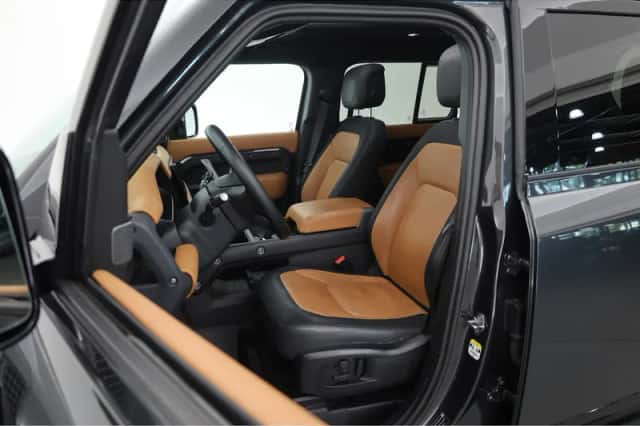 Land Rover Defender (2022) thumbnail 3