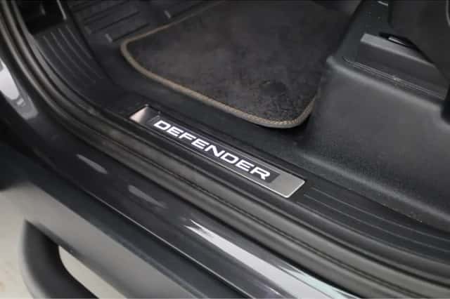 Land Rover Defender (2022) thumbnail 6