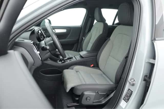 Volvo XC40 (2024) thumbnail 3