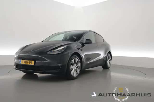 Tesla Model Y (2023) thumbnail 1