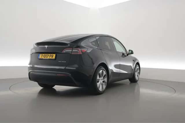 Tesla Model Y (2023) thumbnail 2