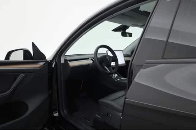 Tesla Model Y (2023) thumbnail 5