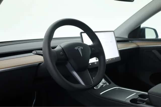 Tesla Model Y (2023) thumbnail 6