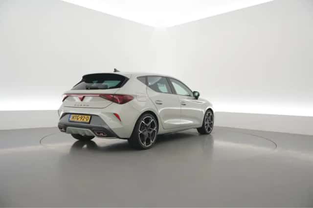 CUPRA Leon (2024) thumbnail 2
