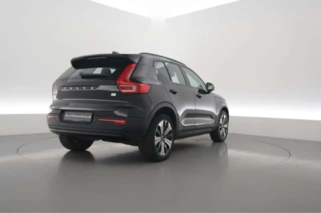 Volvo XC40 (2023) thumbnail 2