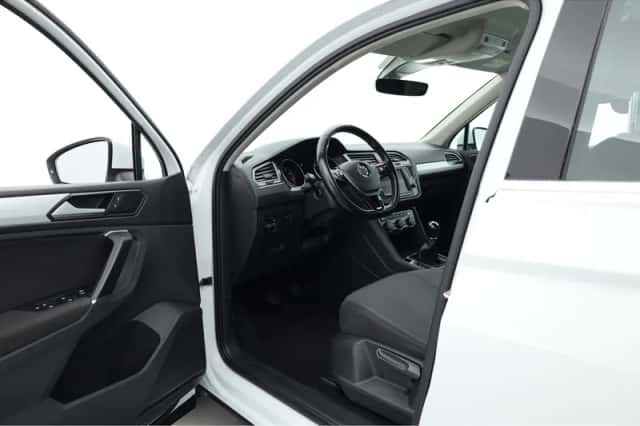 Volkswagen Tiguan (2016) thumbnail 5