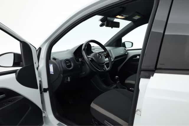 Volkswagen Up! (2019) thumbnail 5