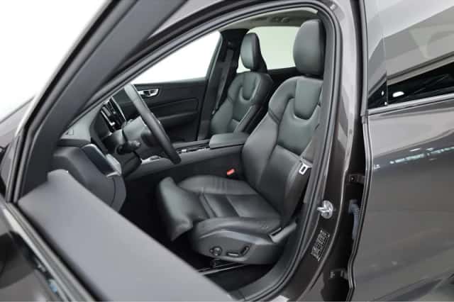 Volvo XC60 (2023) thumbnail 3