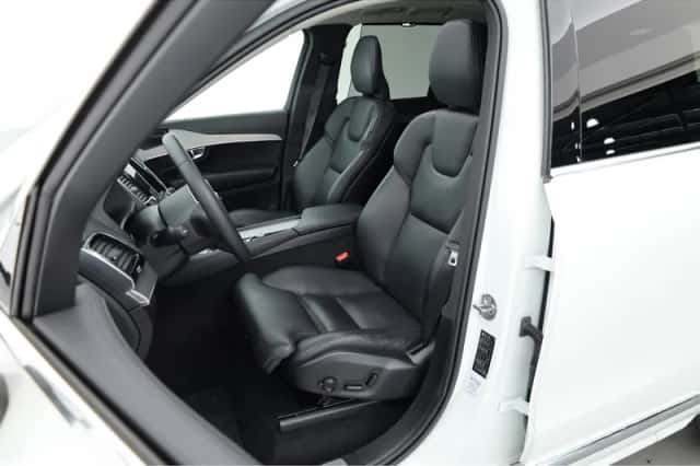 Volvo XC90 (2023) thumbnail 3
