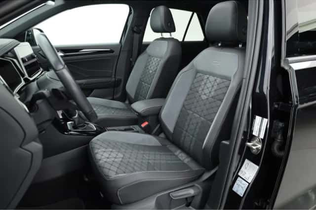 Volkswagen T-Roc (2023) thumbnail 3