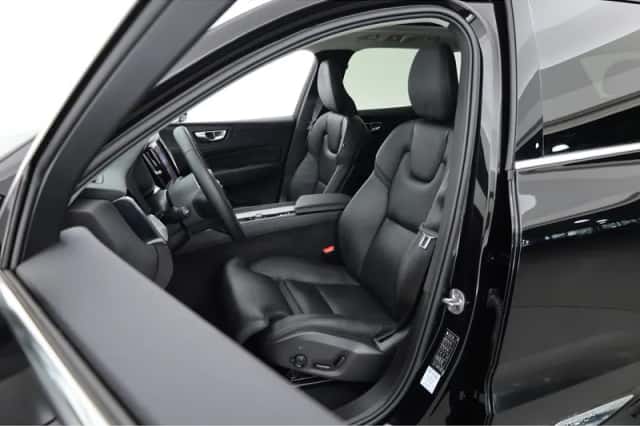 Volvo XC60 (2023) thumbnail 3