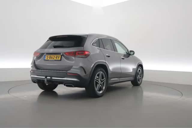 Mercedes-Benz GLA (2022) thumbnail 2