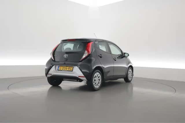 Toyota Aygo (2021) thumbnail 2