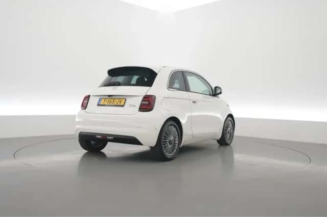 Fiat 500 (2023) thumbnail 2