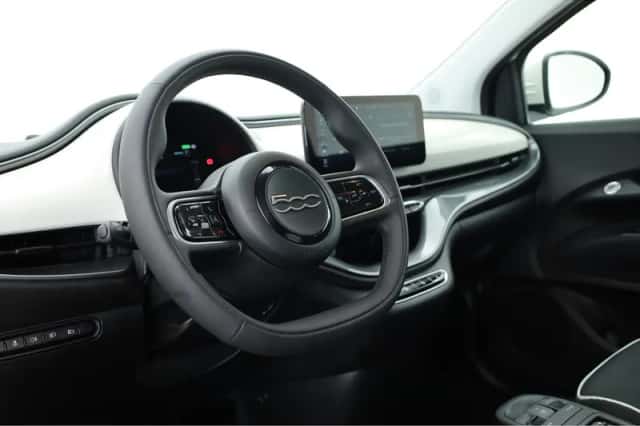 Fiat 500 (2023) thumbnail 6