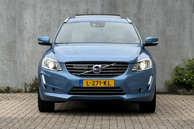 Volvo XC60 (2017) thumbnail 3