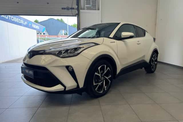 Toyota C-HR (2022) thumbnail 2