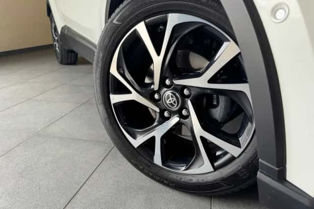 Toyota C-HR (2022) thumbnail 4